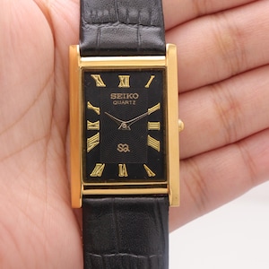 Reloj de pulsera vintage Seiko Slim Tank Quartz para hombre - Seiko chapado en oro negro y negro.