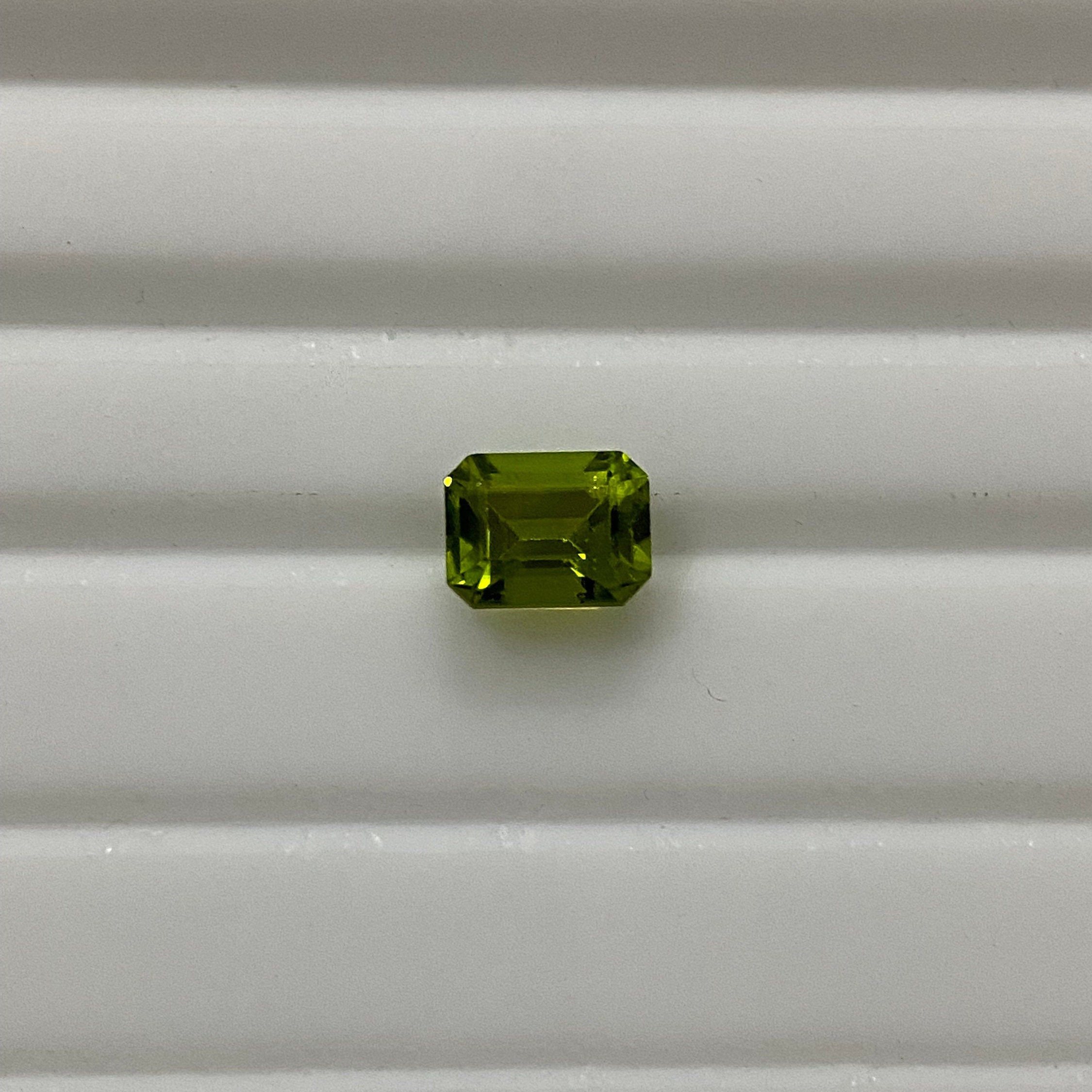 Péridot vert clair taille émeraude naturelle AAA 10,5 ct, pierre précieuse en vrac certifiée - France
