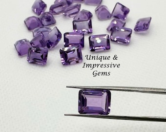 Pode incluir: Uma coleção de pedras preciosas de ametista retangulares e facetadas. Uma gema é segurada por uma pinça, mostrando sua cor roxa. A imagem inclui o texto "Unique & Impressive Gems".