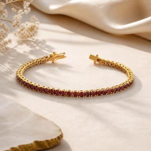 Pulseira de tênis elegante em vermelho rubi, pulseira de luxo marcante, joia atemporal, presente romântico de aniversário para ela.
