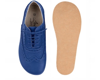 Herenschoenen van glad, felblauw leer: handgemaakte nette schoenen met zero drop hak en 6 mm rubberen buitenzool.
