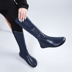 Dames platte knielaarzen op blote voeten nul drop marineblauw glad lederen handgemaakte schoenen, 6 mm zachte rubberen buitenzool