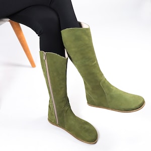 Dames platte knielaarzen op blote voeten Zero Drop GROENE NUBUCK lederen handgemaakte schoenen, 5 mm lederen buitenzool