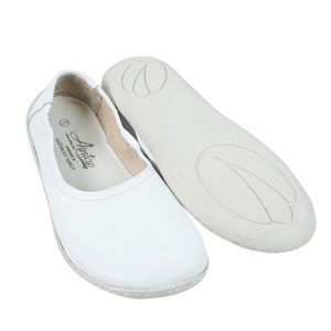 Könnte beinhalten: Ein Paar weiße Lederschuhe zum Hineinschlüpfen mit weißer Sohle. Die Schuhe haben ein schlichtes Design und sind aus weichem Leder gefertigt. Die Innensohle ist mit "Aintao" und "Handmade in Gaziantep Turkey" beschriftet.