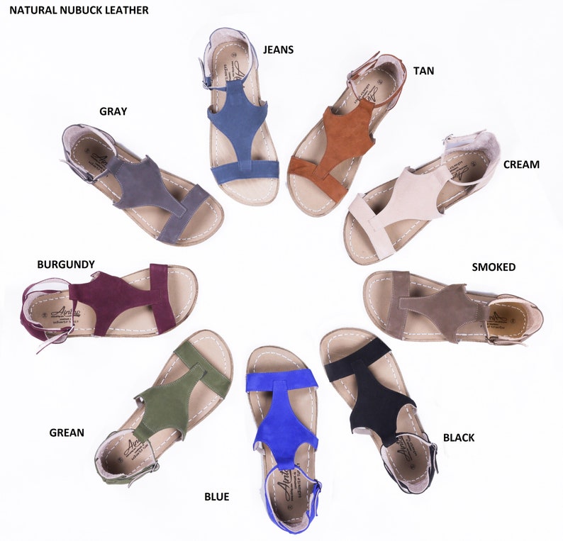 Puede incluir: Diez pares de sandalias para mujer en varios colores, incluyendo negro, azul, verde, gris, marr&oacute;n, crema, burdeos y ahumado. Las sandalias est&aacute;n hechas de cuero de nobuck natural y tienen un dise&ntilde;o de tira en T.