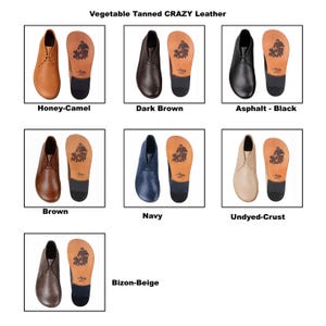 Puede incluir: Una colecci&oacute;n de zapatos de cuero en varios colores, incluyendo Honey-Camel, Dark Brown, Asphalt-Black, Brown, Navy, Undyed-Crust y Bizon-Beige. Cada zapato se muestra con su plantilla, que presenta un dise&ntilde;o gr&aacute;fico. El texto "Vegetable Tanned CRAZY Leather" est&aacute; en la parte superior.