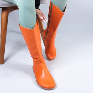 Dames platte knielaarzen op blote voeten Zero Drop ORANJE SMOOTH lederen handgemaakte schoenen, 6 mm zachte rubberen buitenzool