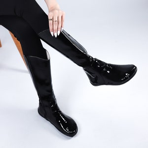 Dames platte knielaarzen op blote voeten Zero Drop PATENT ZWART lederen handgemaakte schoenen, 6 mm zachte rubberen buitenzool