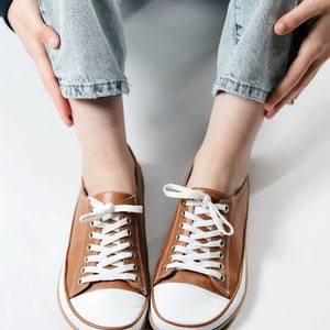 Zapato estilo Converse más ancho para mujer, hecho a mano, caída cero, cuero liso TAN descalzo, natural, colorido, plantilla de cuero, suela de goma de 6 mm imagen 1