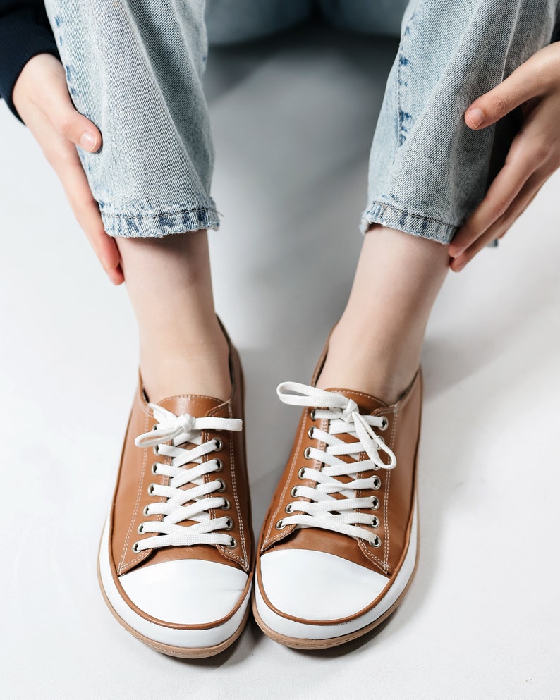 Zapato estilo Converse más ancho para mujer, hecho a mano, caída cero, cuero liso TAN descalzo, natural, colorido, plantilla de cuero, suela de goma de 6 mm imagen 1