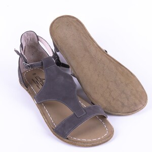 Sandalias descalzas con hebilla ancha para mujer, piel nobuk gris, hechas a mano, con suela antideslizante, color natural y coloridas. imagen 5