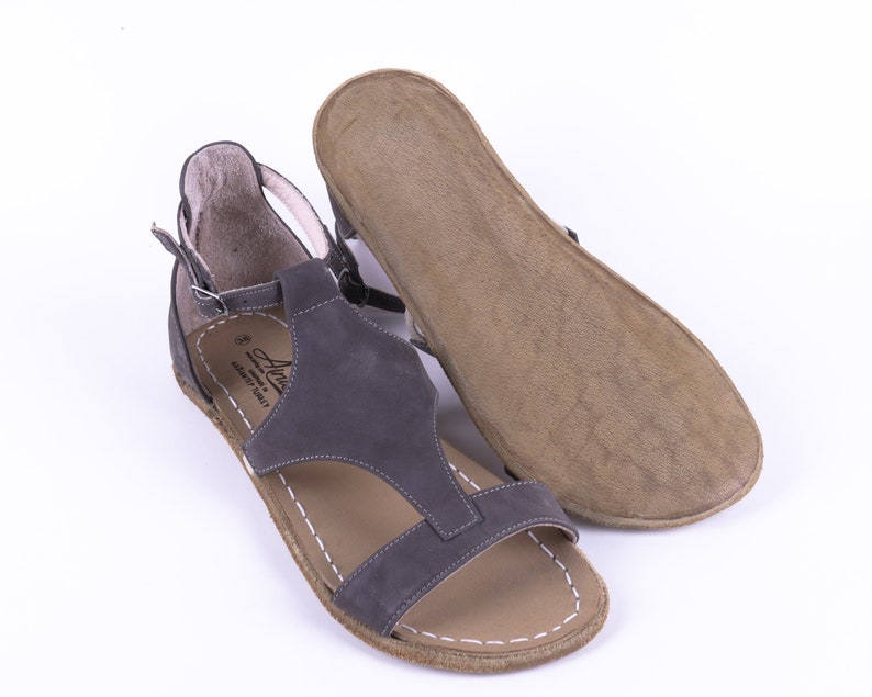 Sandalias descalzas con hebilla ancha para mujer, piel nobuk gris, hechas a mano, con suela antideslizante, color natural y coloridas. imagen 5