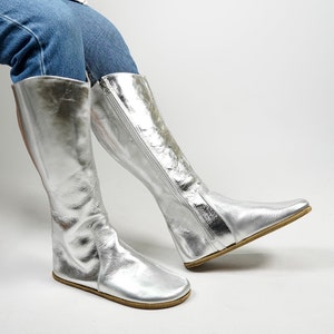 Dames platte knielaarzen op blote voeten Zero Drop ZILVER HELDER lederen handgemaakte schoenen, 5 mm lederen buitenzool
