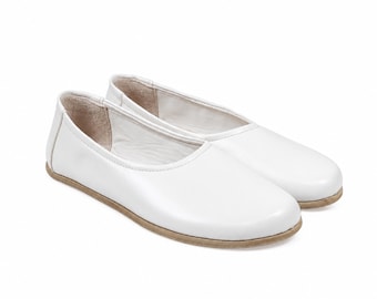 Dames witte, gladde leren barefoot ballerina's: handgemaakte schoenen met een hakverhoging, klassiek comfort en stijl.