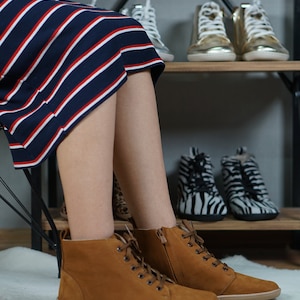 Botas descalças de couro nobuck feitas à mão: Botas femininas de cano curto com zíper e cadarço