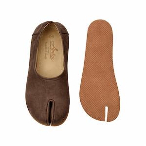 May include: Brown split-toe shoes with a matching brown sole. The shoes have a rounded toe and a split between the big toe and the other toes. The sole is a separate piece with a textured surface. The shoes are labeled "Aintap".