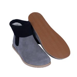 Breite Herren Barfuß-Chelsea-Boots, null Tropfen, gestapelte sockenähnliche Manschetten, GRAU NUBUK-Leder handgefertigt, natürlich, Eva-Basissohle