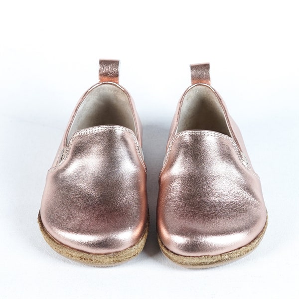 KIDS WIDER Barefoot Slip-On ROSE Scarpe yemenite fatte a mano in pelle brillante, Scarpe da ragazzo naturali e colorate, Scarpe da ragazza