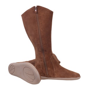 Dames platte knielaarzen op blote voeten Zero Drop TAN SUÈDE lederen handgemaakte schoenen, 6 mm zachte rubberen buitenzool