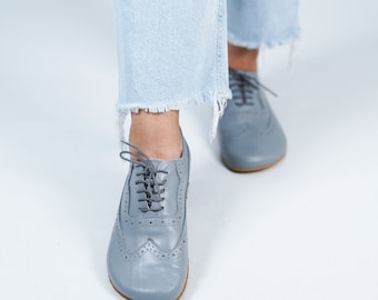 Zapatos Oxford de piel gris hechos a mano: mocasines descalzos para mujer