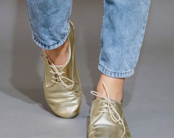 Scarpe Oxford in pelle dorata fatte a mano: slip-on da donna a piedi nudi