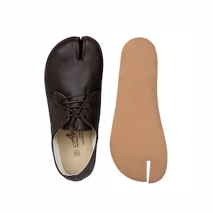 May include: Brown leather split-toe shoes with laces, alongside a matching insole. The shoes have a unique design, with a split between the big toe and other toes. The insole is tan with a textured surface. The shoe size is 38.