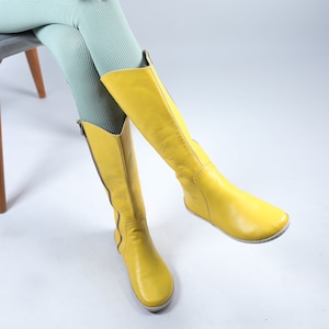 Dames platte knielaarzen op blote voeten Zero Drop GEEL SMOOTH lederen handgemaakte schoenen, 6 mm zachte rubberen buitenzool