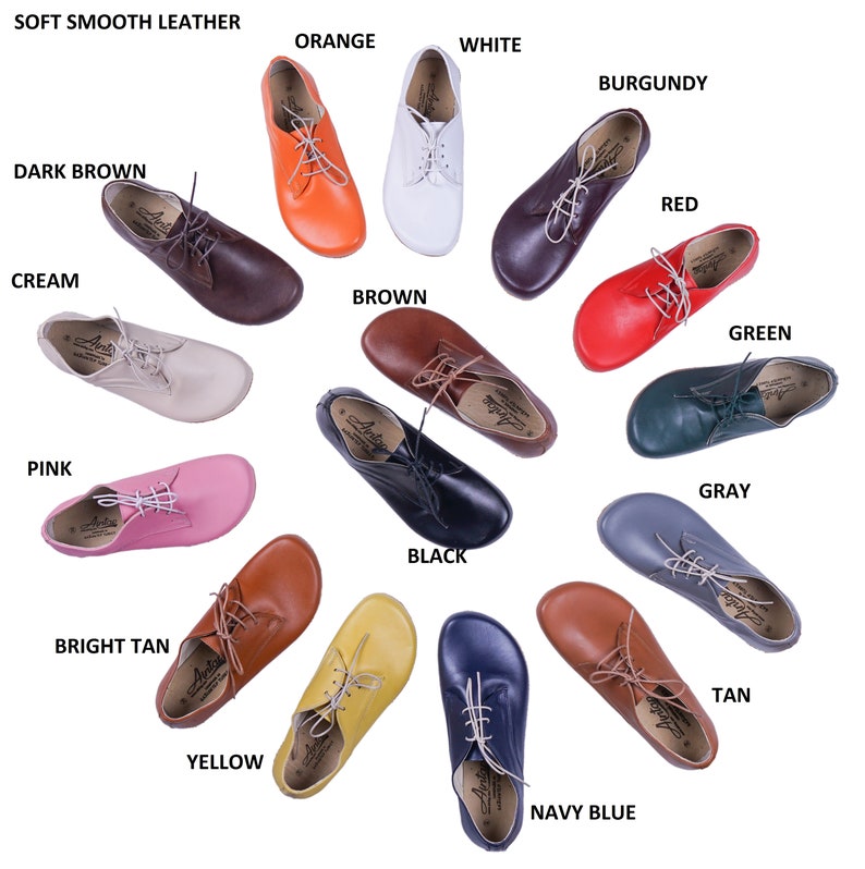 K&ouml;nnte beinhalten: Eine Auswahl an Lederschuhen in verschiedenen Farben, darunter Schwarz, Braun, Wei&szlig;, Rot, Gr&uuml;n, Blau, Gelb, Orange, Pink, Braun und Grau. Die Schuhe sind in einem Kreis auf wei&szlig;em Hintergrund angeordnet. Der Text "SOFT SMOOTH LEATHER" befindet sich oben im Bild.