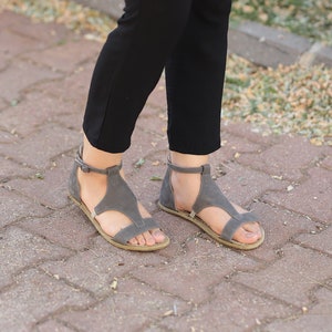 Sandalias descalzas con hebilla ancha para mujer, piel nobuk gris, hechas a mano, con suela antideslizante, color natural y coloridas. imagen 1