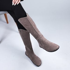 Dames platte knielaarzen op blote voeten Zero Drop SMOKED NUBUCK lederen handgemaakte schoenen, 6 mm zachte rubberen buitenzool