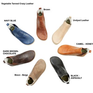 Pu&ograve; includere: Nove paia di stivaletti alla caviglia in vari colori, tra cui marrone, beige, nero, blu navy e cammello. Gli stivali sono realizzati in pelle pazza conciata al vegetale.