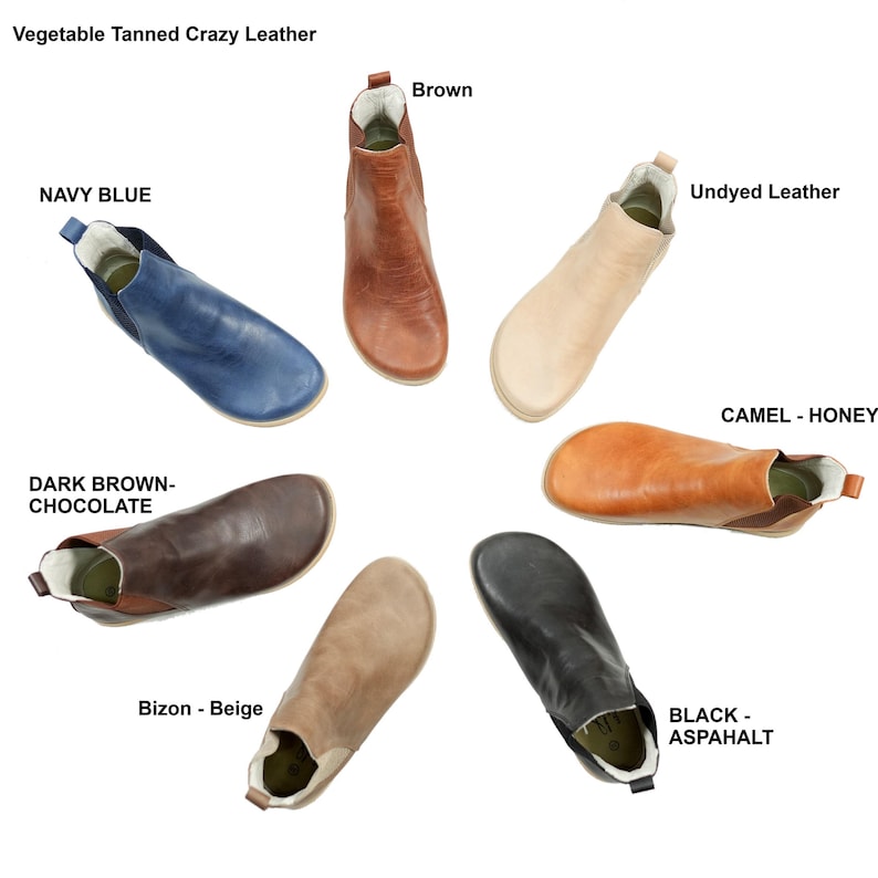 Pu&ograve; includere: Nove paia di stivaletti alla caviglia in vari colori, tra cui marrone, beige, nero, blu navy e cammello. Gli stivali sono realizzati in pelle pazza conciata al vegetale.