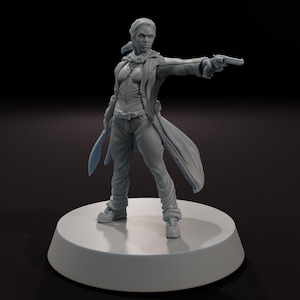 Könnte beinhalten: Graue Figur einer Person in einem langen Mantel, Jeans und Turnschuhen, die eine Pistole und eine Klinge hält. Die Figur steht auf einem runden, weißen Sockel, mit dunklem Hintergrund.