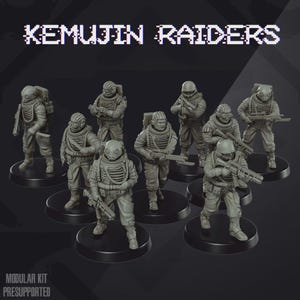 以下が含まれることがあります： KEMUJIN RAIDERSとラベル付けされた、未塗装のグレーの兵士ミニチュアフィギュア9体セット。各フィギュアはヘルメット、胸部アーマー、装備を備えたタクティカルスーツを着用し、ライフルやナイフを手にしています。フィギュアは個別の黒い円形ベースの上に立っています。
