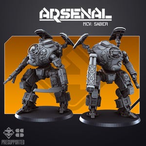 Puede incluir: Dos figuras de robots en miniatura de color gris sin pintar etiquetadas como ARSENAL MCV: SABER. Cada robot tiene un torso esférico, piernas articuladas y brazos mecánicos. Uno sostiene una hoja larga y el otro un arma de cañón grande.