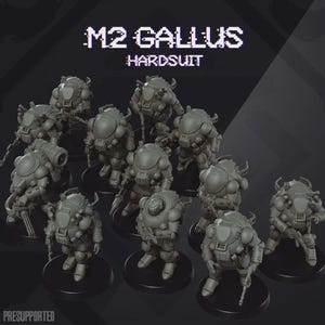 Puede incluir: Una colección de diez figuras en miniatura de color gris tituladas M2 GALLUS HARDSUIT. Cada figura presenta un casco redondeado, una armadura voluminosa y un arma, montadas sobre bases circulares negras. El texto M2 GALLUS HARDSUIT es visible.