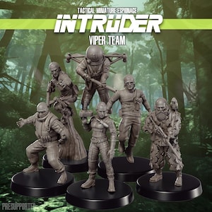 Puede incluir: Un conjunto de figuras en miniatura grises del equipo Viper del juego "Intruder". Las figuras están en poses de acción, sobre un fondo borroso de bosque. El texto "Tactical Miniature Espionage" e "Intruder Viper Team" es visible.