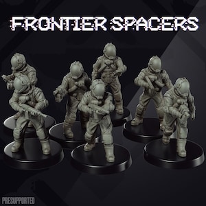Puede incluir: Un conjunto de seis figuras en miniatura de color gris tituladas FRONTIER SPACERS, cada una con un traje espacial detallado con casco redondeado y sosteniendo un arma pequeña. Las figuras están montadas sobre bases circulares negras.