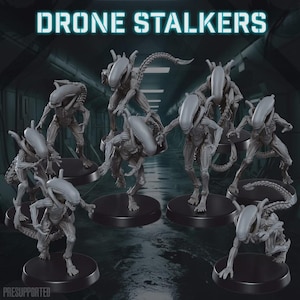 Puede incluir: Colección de figuras de alienígenas grises sobre bases negras. El texto "DRONE STALKERS" se muestra en una fuente turquesa en la parte superior de la imagen. La palabra "PRESUPPORTED" está en la parte inferior.