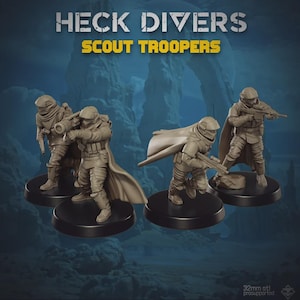 Op de afbeelding: Vier miniatuurfiguren van Scout Troopers in gevechtshoudingen. De figuren zijn in een neutrale kleur, met helmen, bepantsering en wapens. De tekst "HECK DIVERS" en "SCOUT TROOPERS" staat bovenaan de afbeelding.