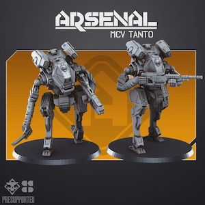 Puede incluir: Dos figuras de robots en miniatura de color gris etiquetadas como ARSENAL MCV TANTO. La figura de la izquierda sostiene una hoja, mientras que la de la derecha sostiene un rifle. Ambas sobre bases circulares negras y fondo naranja.