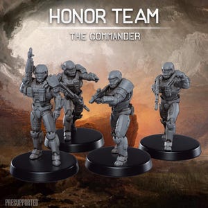 Puede incluir: Cuatro figuras grises en miniatura de soldados, cada una de pie sobre una base circular negra. Las figuras están en varias poses de acción, sosteniendo armas. El texto "HONOR TEAM" y "THE COMMANDER" está en la parte superior. La palabra "PRESUPPORTED" está en la parte inferior.