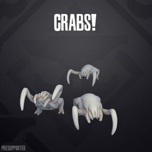 Peut inclure: Trois sculptures de crabes blanc cassé avec des pattes incurvées sont présentées sur un fond gris foncé. Le mot "CRABS!" est écrit en grandes lettres blanches en haut. Le mot "PRESUPPORTED" est en bas à gauche.