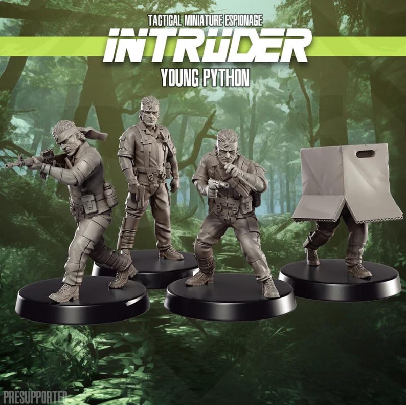 以下が含まれることがあります： 黒い台座の上に置かれた、4体の灰色のミニチュアフィギュアのセット。フィギュアは、ライフルを持ったものや、頭に紙袋をかぶったものなど、アクションポーズのキャラクターを描いています。「INTRUDER YOUNG PYTHON」の文字が見えます。