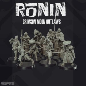 Peut inclure: Une collection de figurines miniatures grises représentant des guerriers en tenue traditionnelle, avec des chapeaux, des robes et diverses armes comme des épées et des lances. Le texte RONIN CRIMSON MOON OUTLAWS figure en haut et PRESUPPORTED en bas.