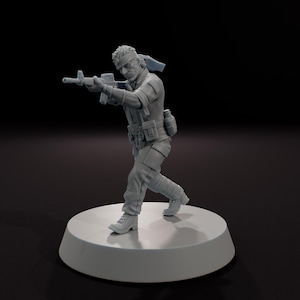 以下が含まれることがあります： ライフルを構えた戦闘姿勢の兵士の灰色のフィギュア。フィギュアは制服、ブーツ、ヘッドバンドを着用しています。水筒とポーチが制服に取り付けられています。フィギュアは丸い薄い灰色の台座にあります。