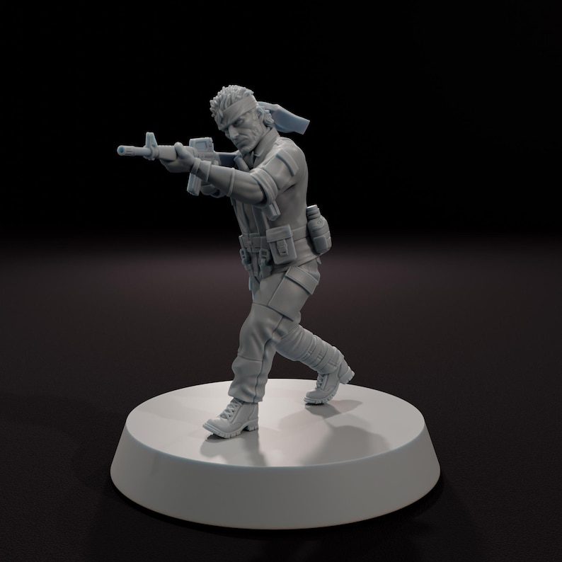 以下が含まれることがあります： ライフルを構えた戦闘姿勢の兵士の灰色のフィギュア。フィギュアは制服、ブーツ、ヘッドバンドを着用しています。水筒とポーチが制服に取り付けられています。フィギュアは丸い薄い灰色の台座にあります。