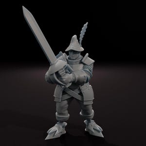 Puede incluir: Una figura en miniatura gris de un caballero medieval con armadura completa, sosteniendo una espada grande. El caballero lleva un casco con una pluma y cota de malla en los hombros. La figura está de pie con una postura segura.