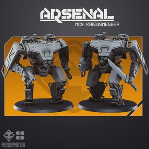 Puede incluir: Dos figuras de robots grises etiquetadas como ARSENAL MCV: KRIEGSMESSER. Los robots presentan blindaje mecánico, extremidades articuladas y armas que incluyen un arma de fuego y una hoja. Cada figura se apoya sobre una base circular negra.