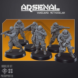 Könnte beinhalten: Ein Set aus fünf grauen Miniatur-Soldatenfiguren, jede auf einem runden schwarzen Sockel. Die Figuren tragen taktische Ausrüstung und Halskrausen und halten verschiedene Gewehre und schwere Waffen. Der Text oben lautet ARSENAL VANGUARD: METHUSELAH.